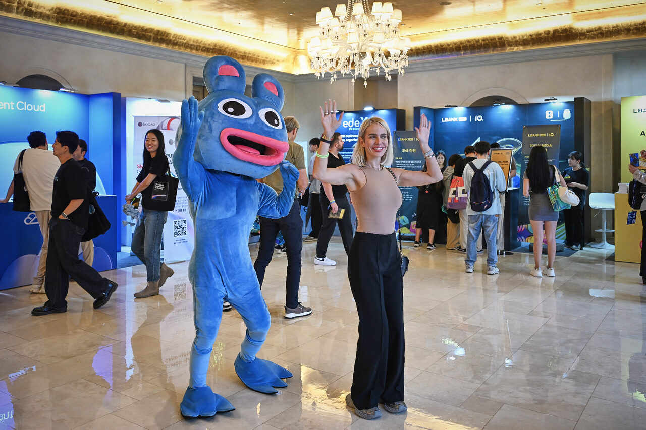 edeXa mascot greeting an attendee in the LBank Labs expo hall
