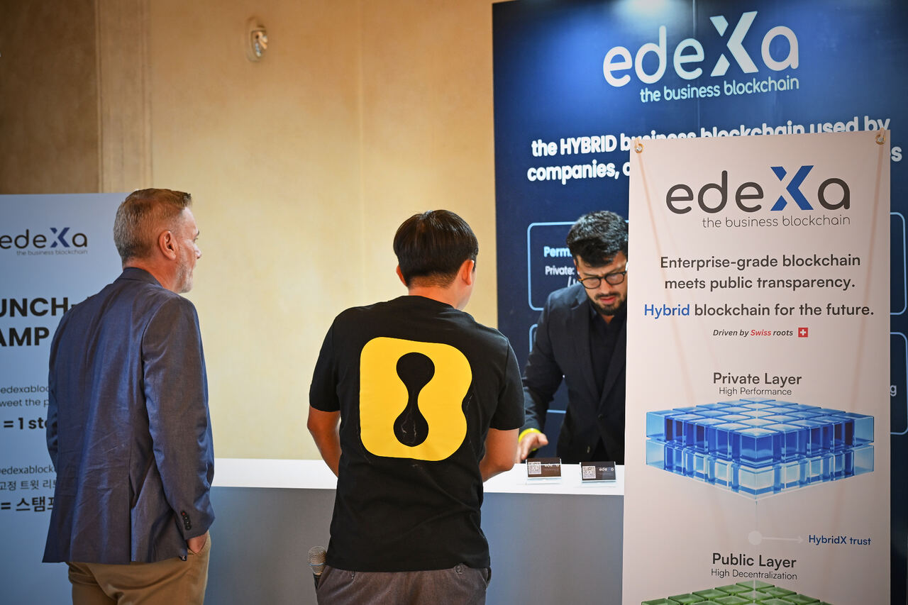Attendees engaging at the edeXa hybrid blockchain booth