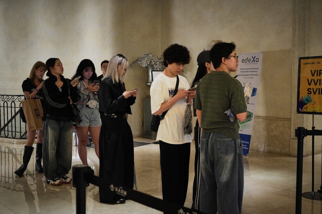 Attendees queueing at the edeXa VIP entrance with hybrid blockchain banner